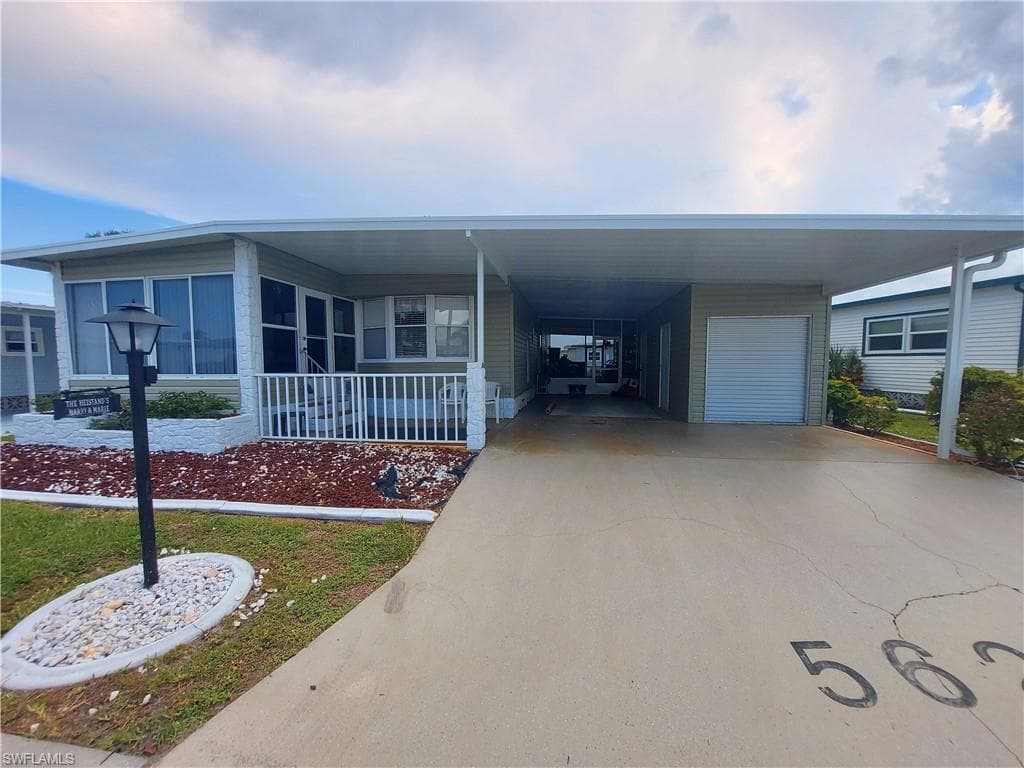 562 Hogan DR NORTH FORT MYERS, FL 33903