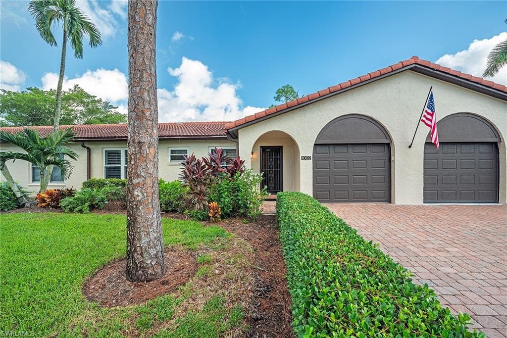1002 Forest Lakes DR NAPLES, FL 34105
