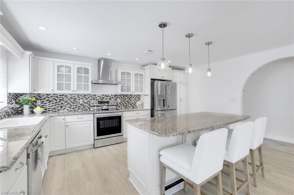 573 98th AVE N NAPLES, FL 34108