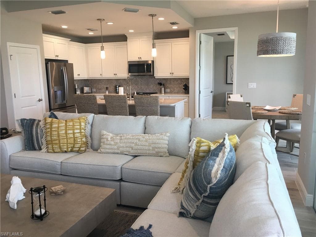2555 Seychelles DR 404 NAPLES, FL 34112