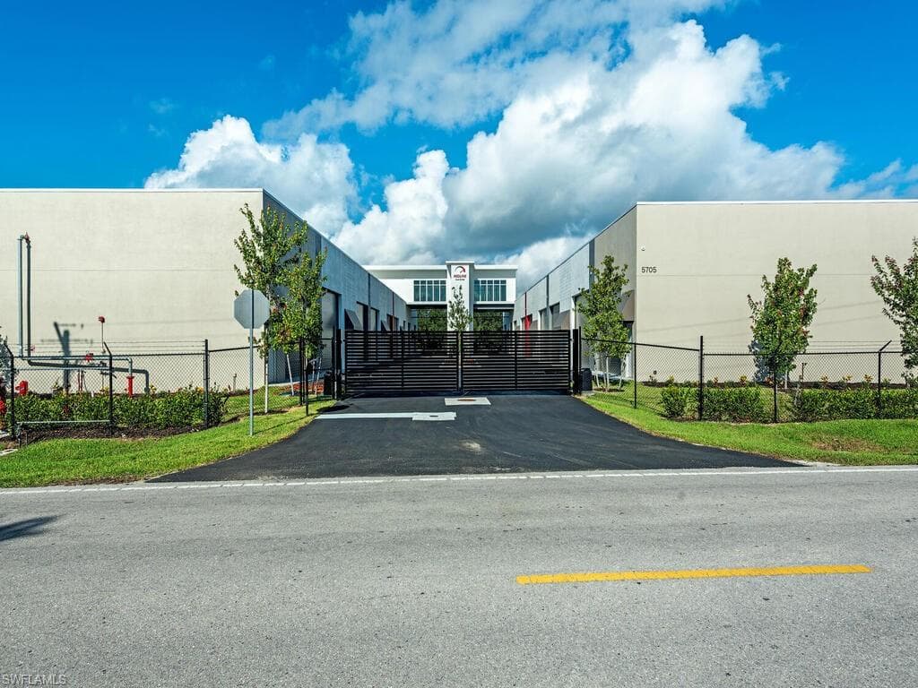 5705 Taylor RD 18 NAPLES, FL 34109