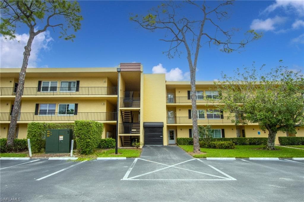 1086 Forest Lakes DR 9306 NAPLES, FL 34105