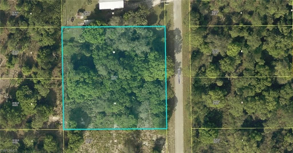 913 Abbott AVE LEHIGH ACRES, FL 33972