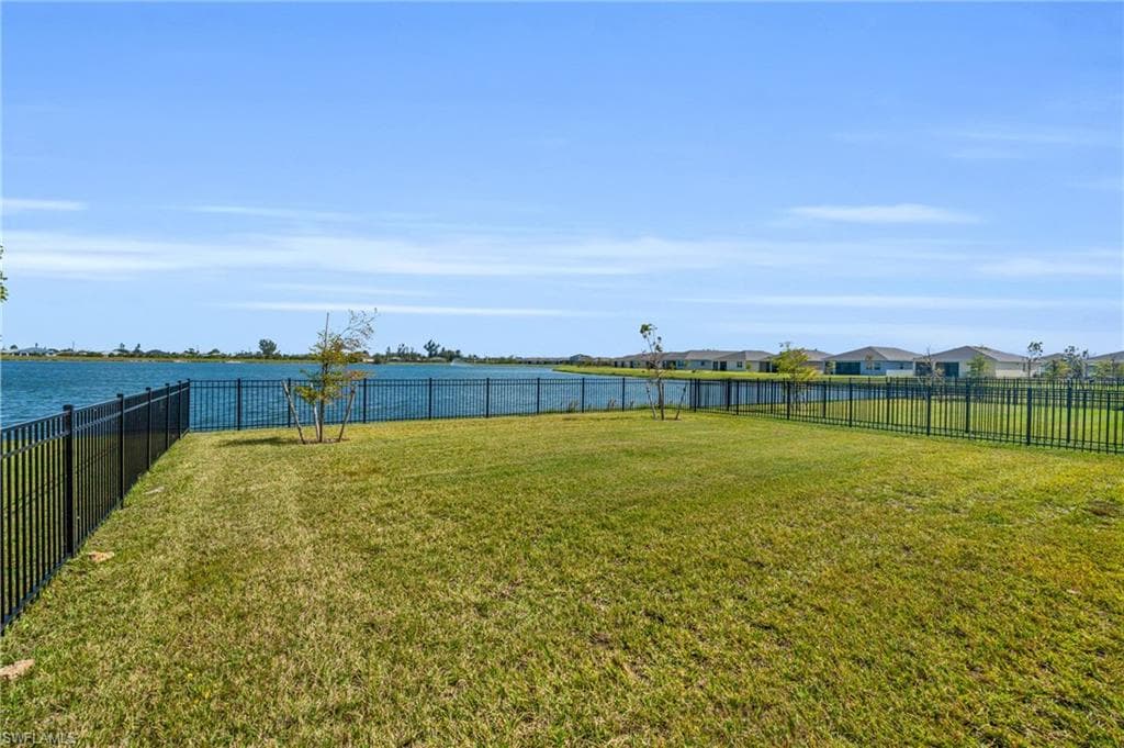 627 Parkshore Lake AVE CAPE CORAL, FL 33993