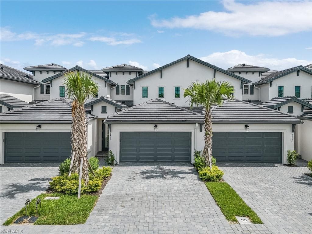 7498 Rockefeller DR NAPLES, FL 34119
