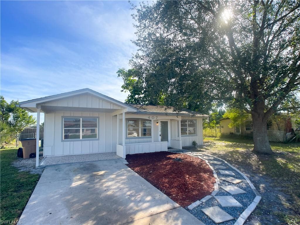 407 Rushmore AVE S LEHIGH ACRES, FL 33936