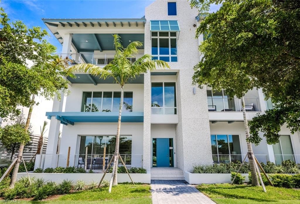 201 8TH ST S 101 NAPLES, FL 34102