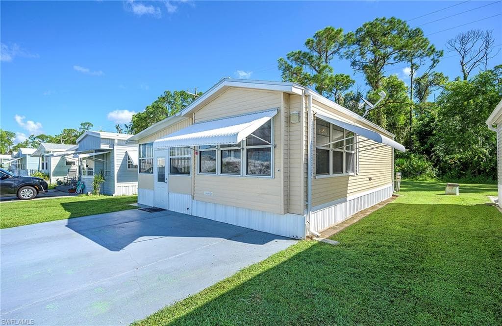 271 Caravan CIR NORTH FORT MYERS, FL 33903
