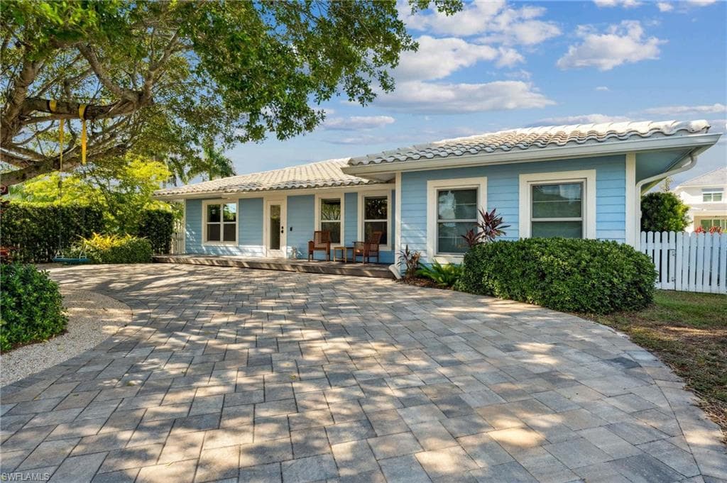 2777 Gulfview DR NAPLES, FL 34112