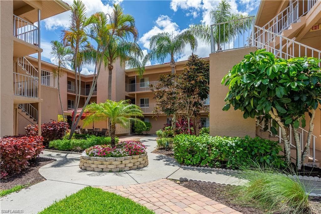 1075 Foxfire LN 201 NAPLES, FL 34104