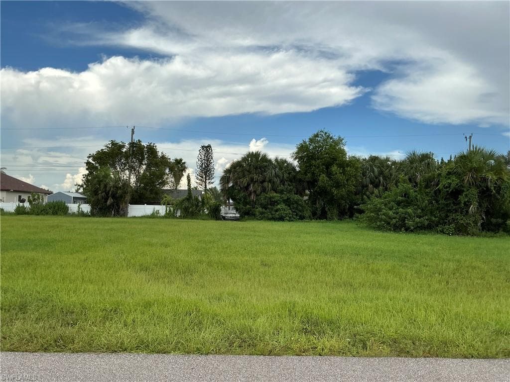 613 11th PL CAPE CORAL, FL 33991
