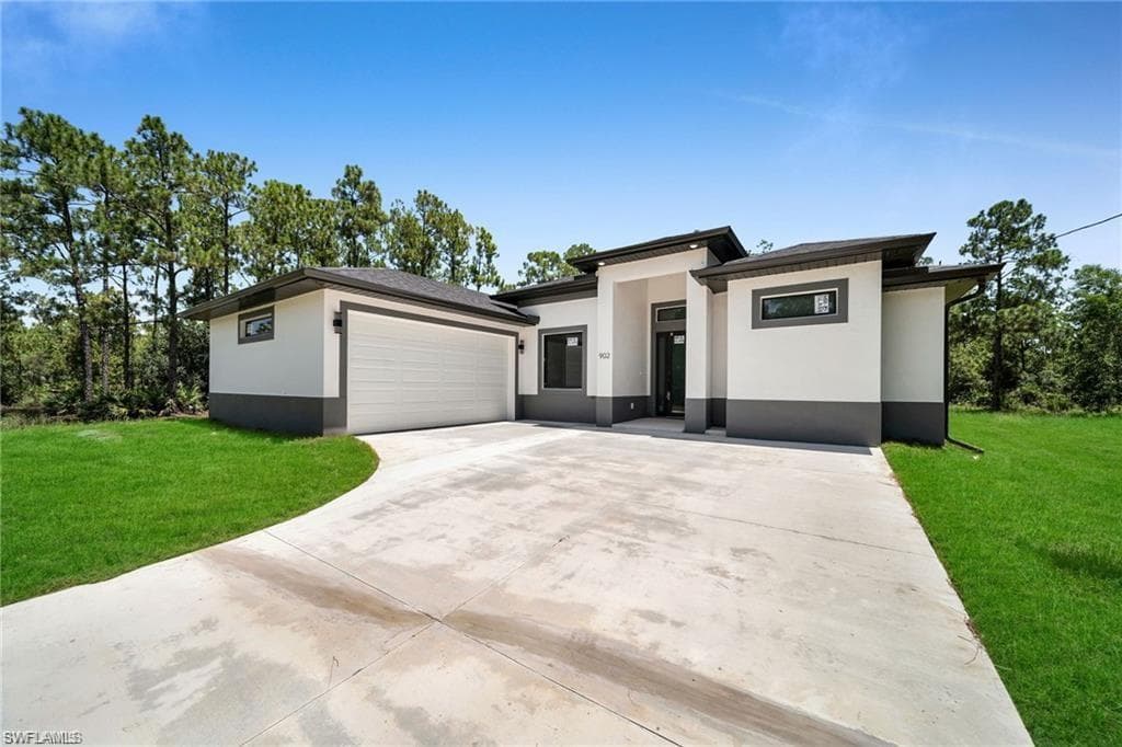 902 CANTON AVE LEHIGH ACRES, FL 33972