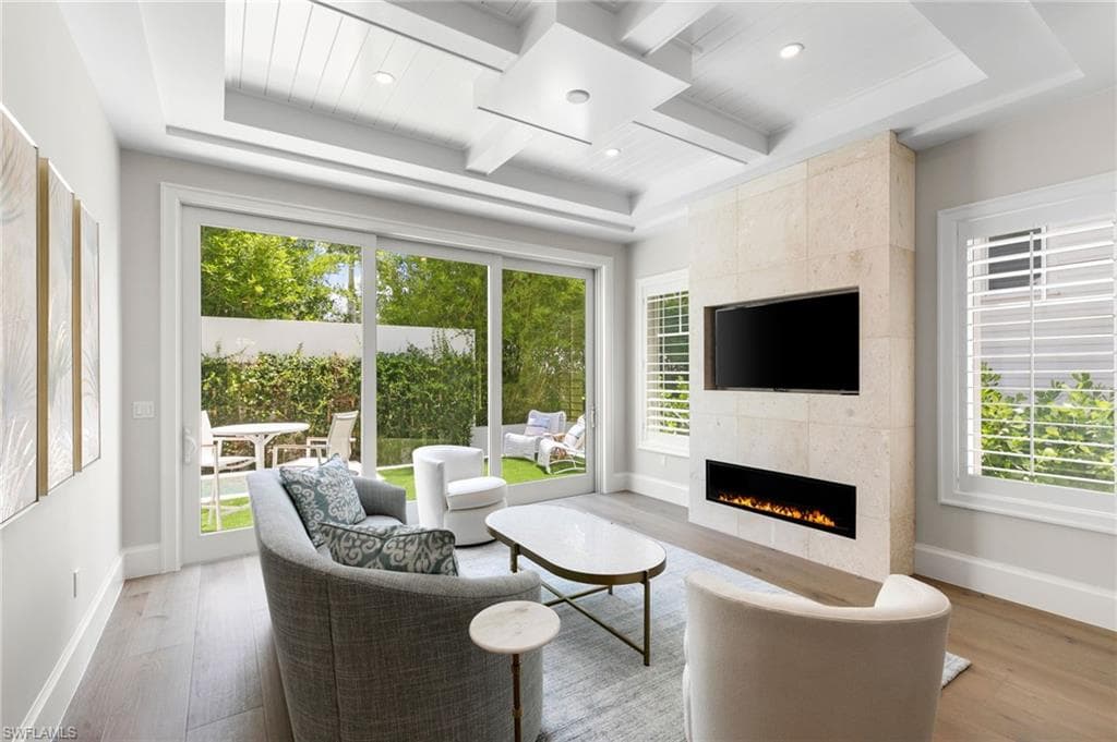 810 9th ST S NAPLES, FL 34102