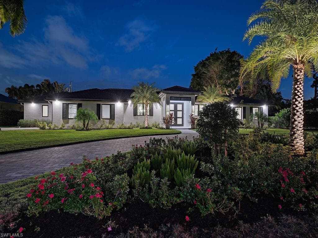2900 Crayton RD NAPLES, FL 34103