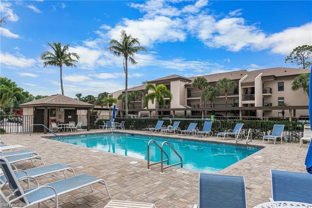 5865 Trailwinds DR 613 FORT MYERS, FL 33907