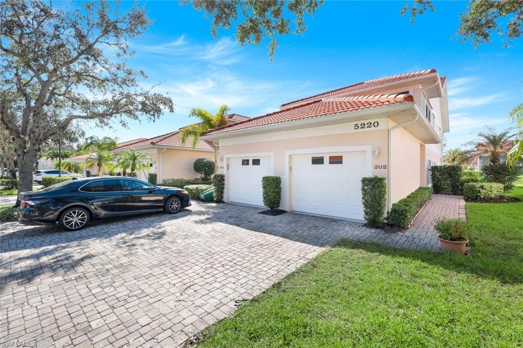 5220 Birmingham DR 202 NAPLES, FL 34110
