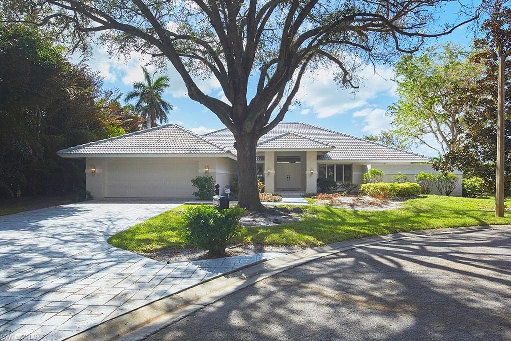 702 Hollybriar LN NAPLES, FL 34108