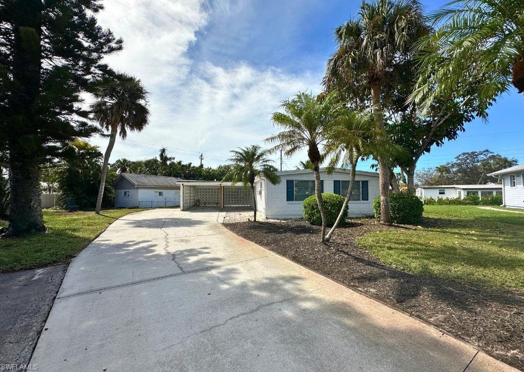 1380 Barbizon LN NAPLES, FL 34104