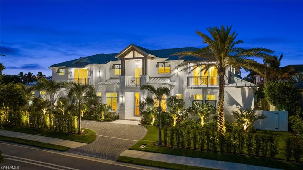 605 HARBOUR DR NAPLES, FL 34103