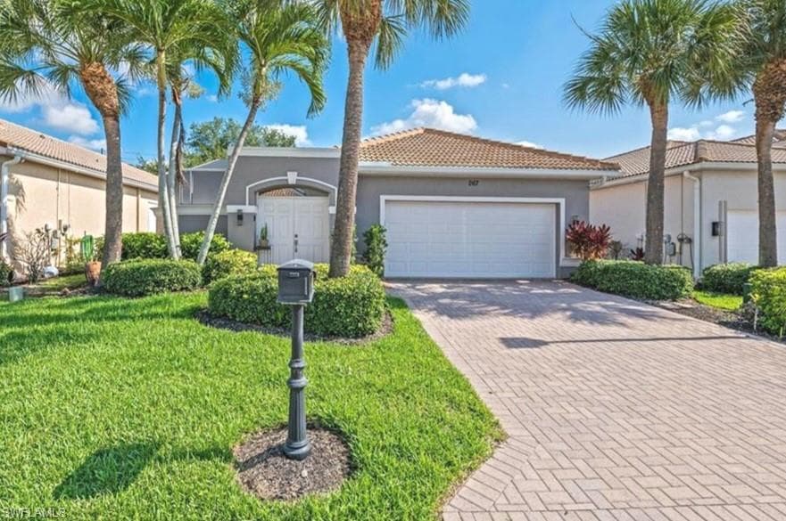267 Glen Eagle CIR NAPLES, FL 34104