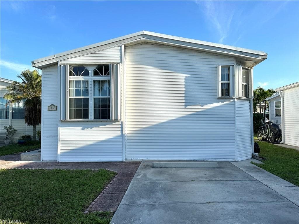 4741 Split Log LN W ESTERO, FL 33928
