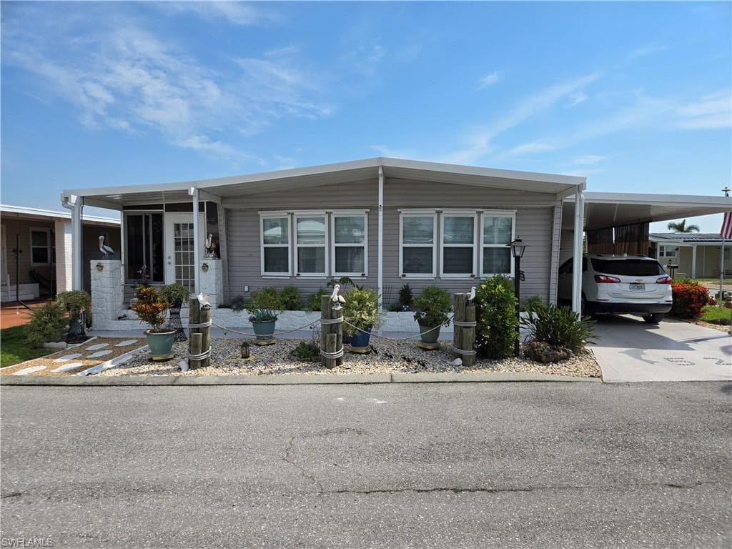 524 Hogan DR NORTH FORT MYERS, FL 33903