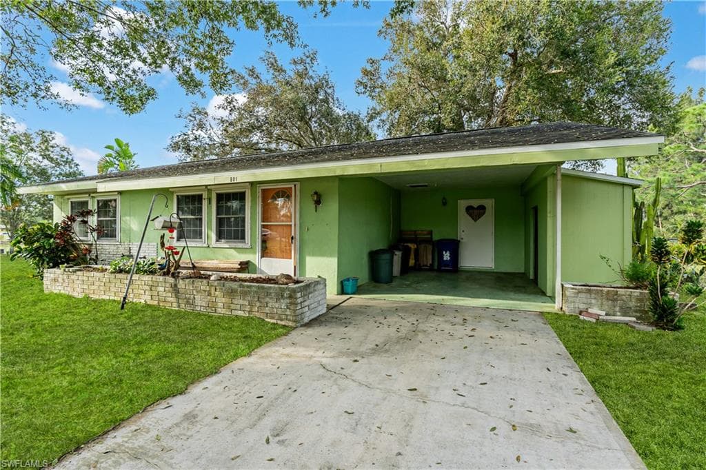 801 Grant LN LEHIGH ACRES, FL 33936