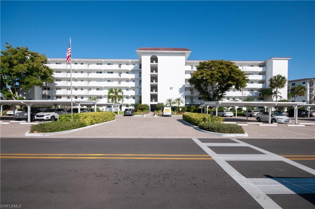 37 High Point CIR E 605 NAPLES, FL 34103