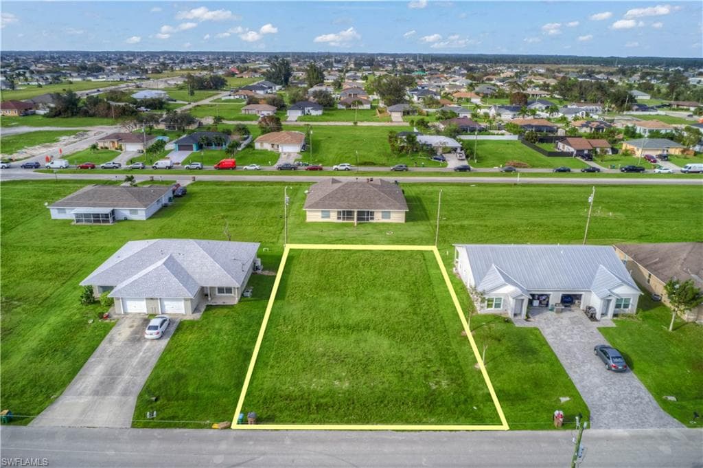 833 NE 15th LN CAPE CORAL, FL 33909