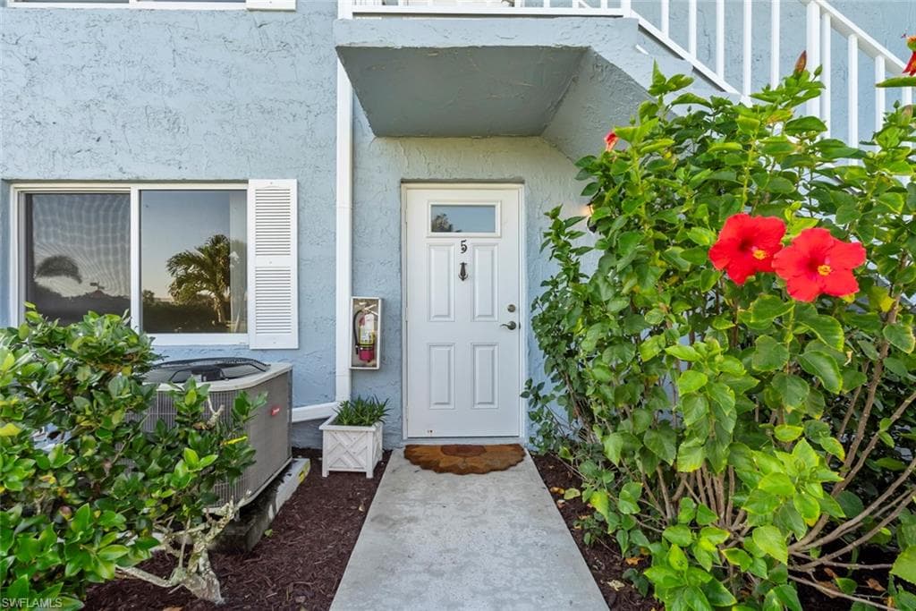 272 Palm DR 52-5 NAPLES, FL 34112