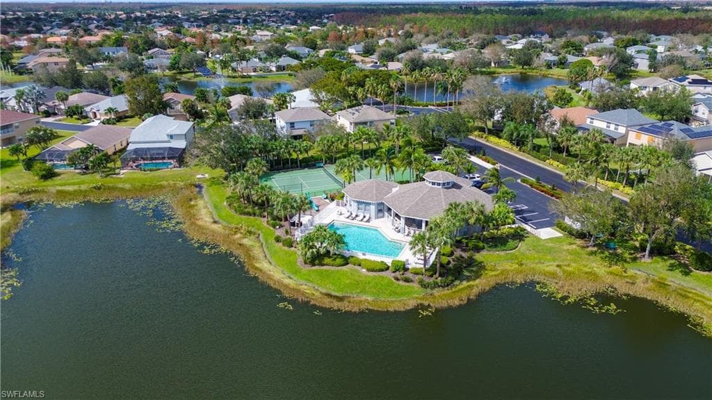 8876 falcon pointe LOOP FORT MYERS, FL 33912