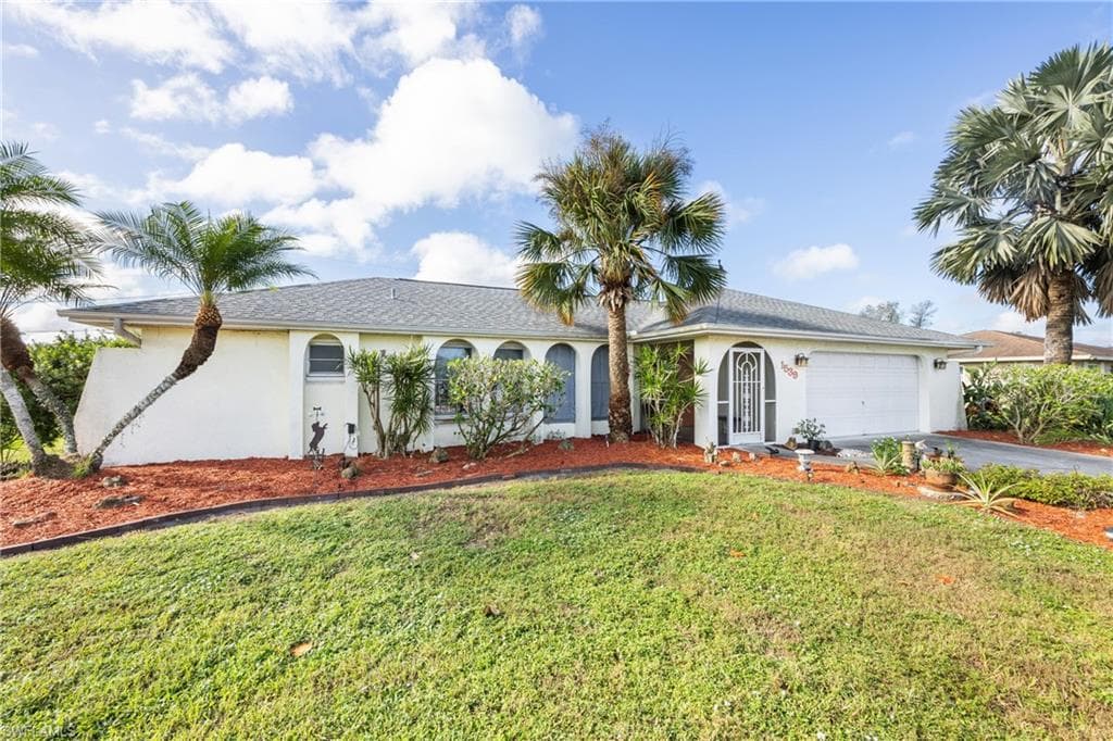 1539 Canal ST LEHIGH ACRES, FL 33936