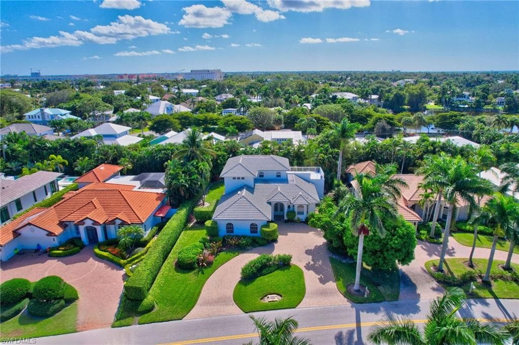 586 Golf DR NAPLES, FL 34102