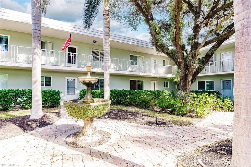 527 Broad AVE S 527 NAPLES, FL 34102
