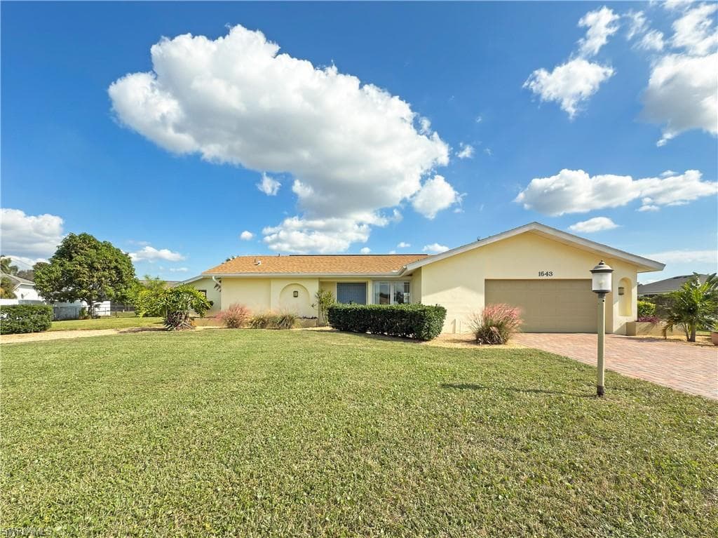 1643 Country Club PKWY LEHIGH ACRES, FL 33936