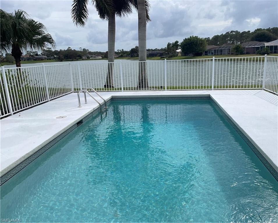 592 Crossfield CIR NAPLES, FL 34104