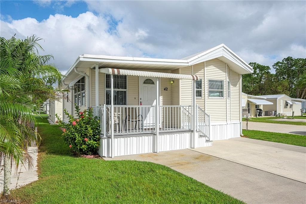 42 La Fonda LN NORTH FORT MYERS, FL 33903