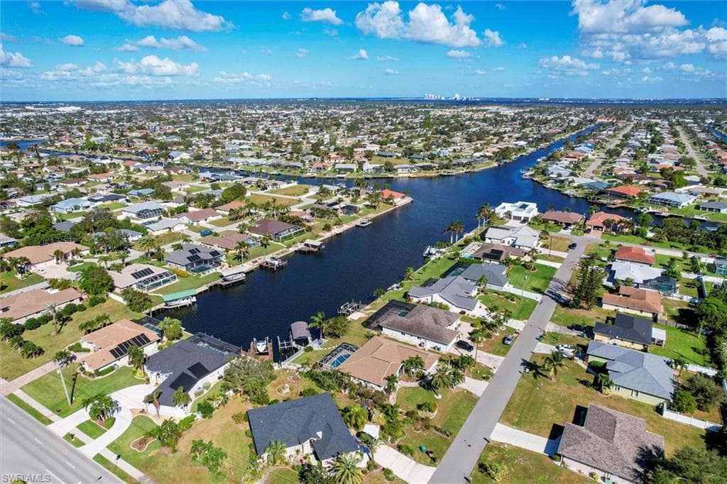 907 SE 21st ST CAPE CORAL, FL 33990