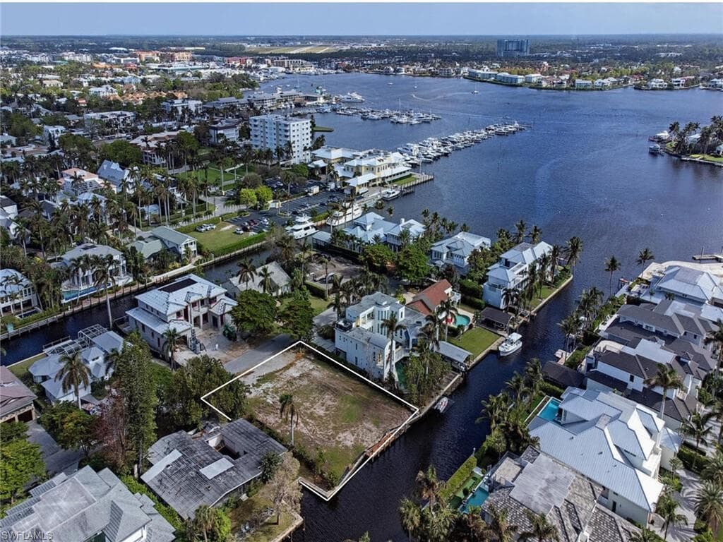 636 15th AVE S NAPLES, FL 34102