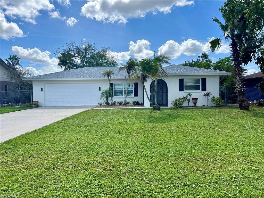 140 Mentor DR NAPLES, FL 34110