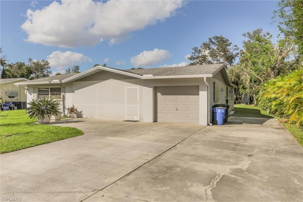 698 Muscogee DR NORTH FORT MYERS, FL 33903