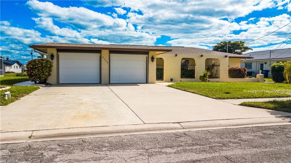 4554 Vinewood CIR NORTH FORT MYERS, FL 33903