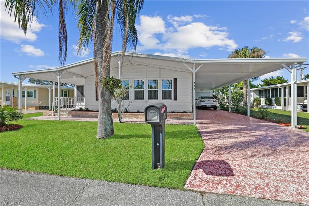 707 Palm Frond CT NORTH FORT MYERS, FL 33917