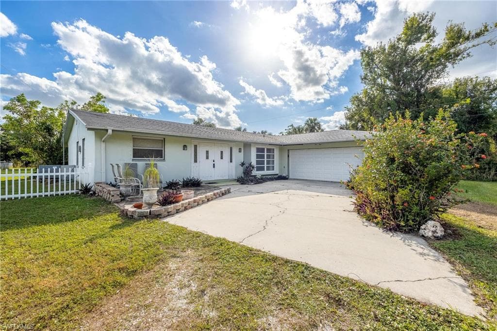 195 Abbey LN NORTH FORT MYERS, FL 33917