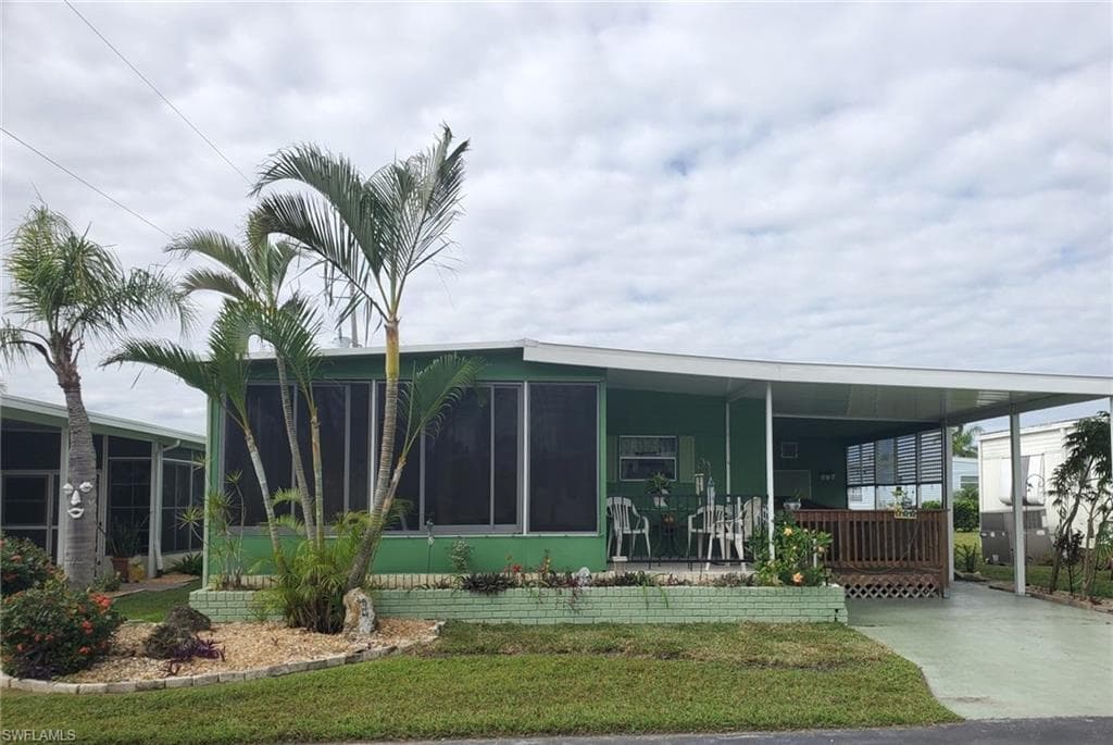 566 Winning WAY NORTH FORT MYERS, FL 33917