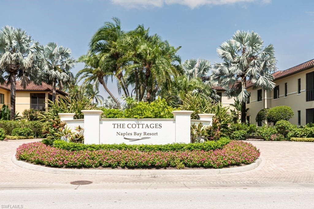 1055 Sandpiper ST H-202 NAPLES, FL 34102