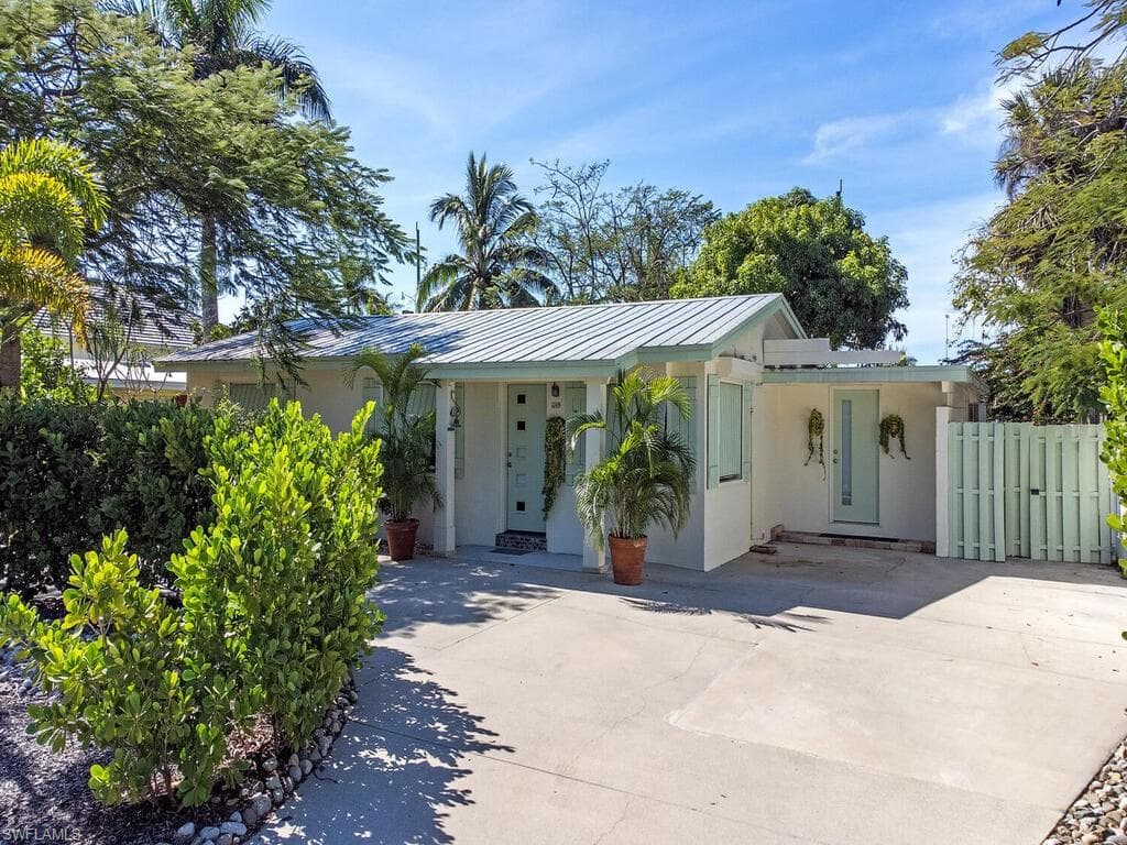 649 10th ST N NAPLES, FL 34102