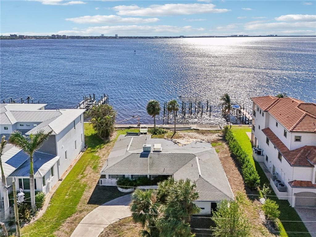 1016 Dolphin DR CAPE CORAL, FL 33904