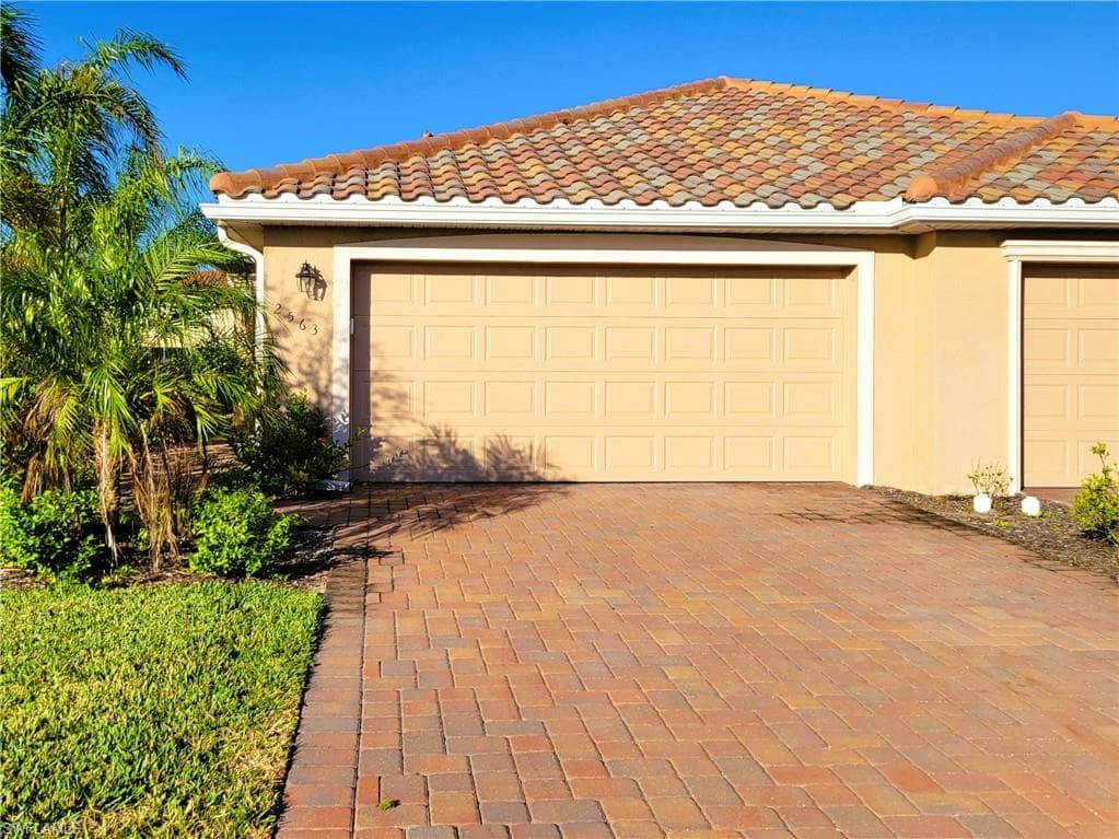 2563 Vine AVE NAPLES, FL 34120