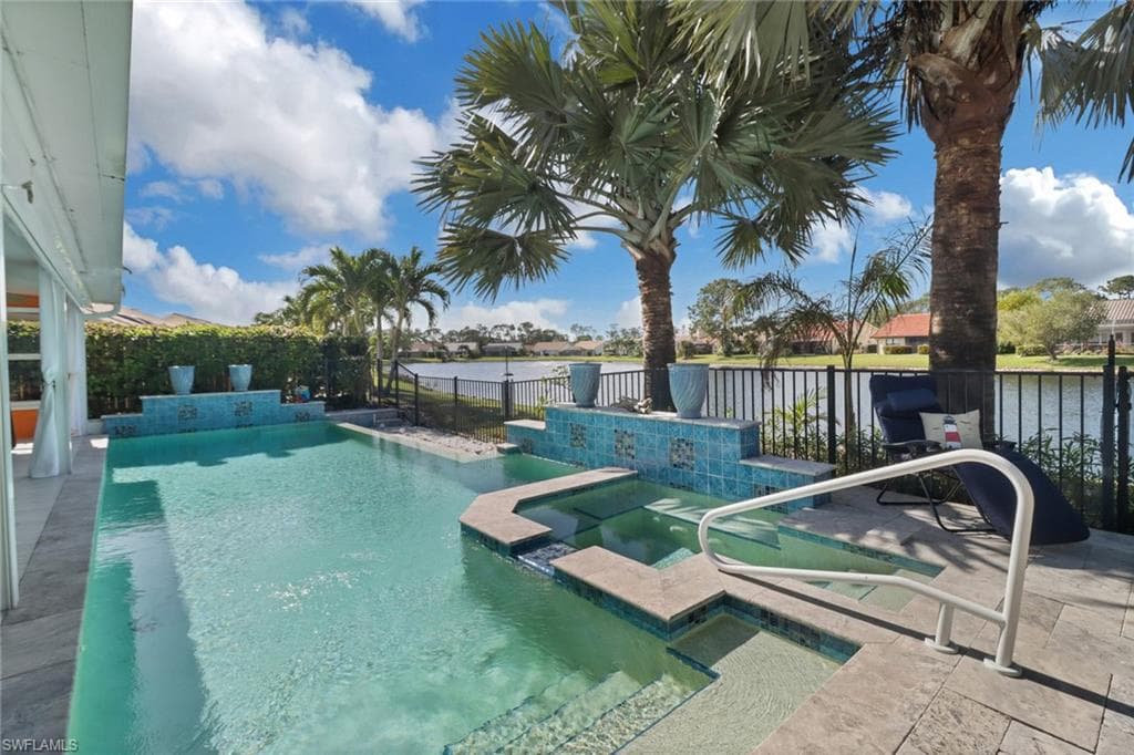 310 Fox Den CIR NAPLES, FL 34104